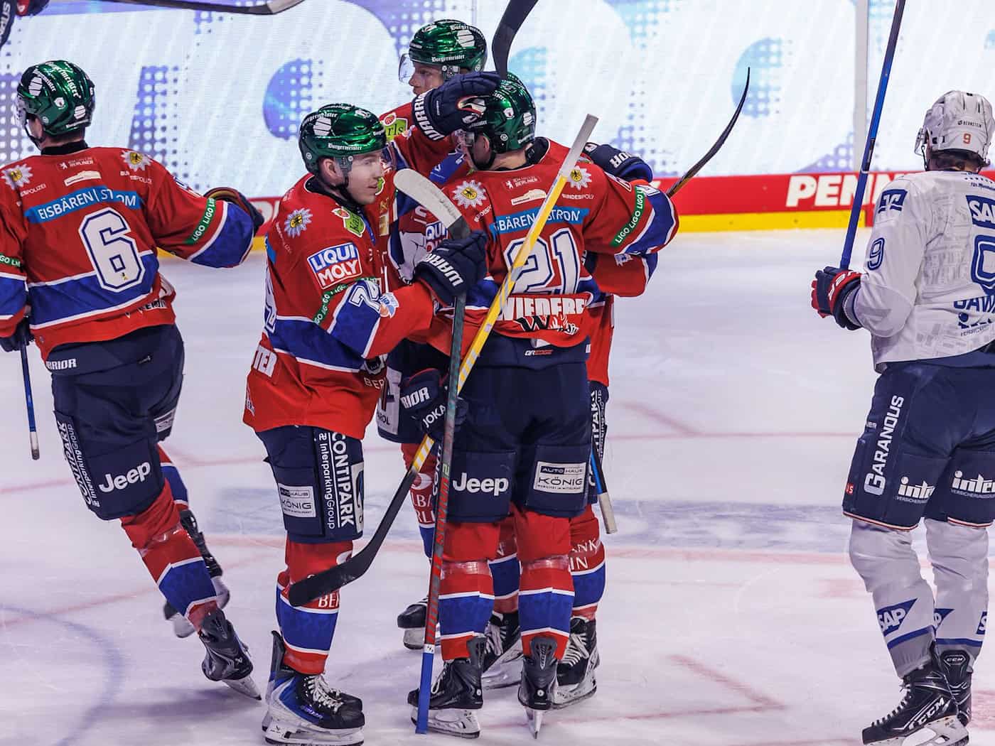 Die Eisbären Berlin feiern nach dem 1:0 von Kai Wissmann (l.) beim Heimsieg gegen die Adler Mannheim. / Foto: Andreas Gora/dpa