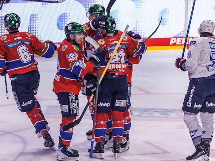 Die Eisbären Berlin feiern nach dem 1:0 von Kai Wissmann (l.) beim Heimsieg gegen die Adler Mannheim. / Foto: Andreas Gora/dpa
