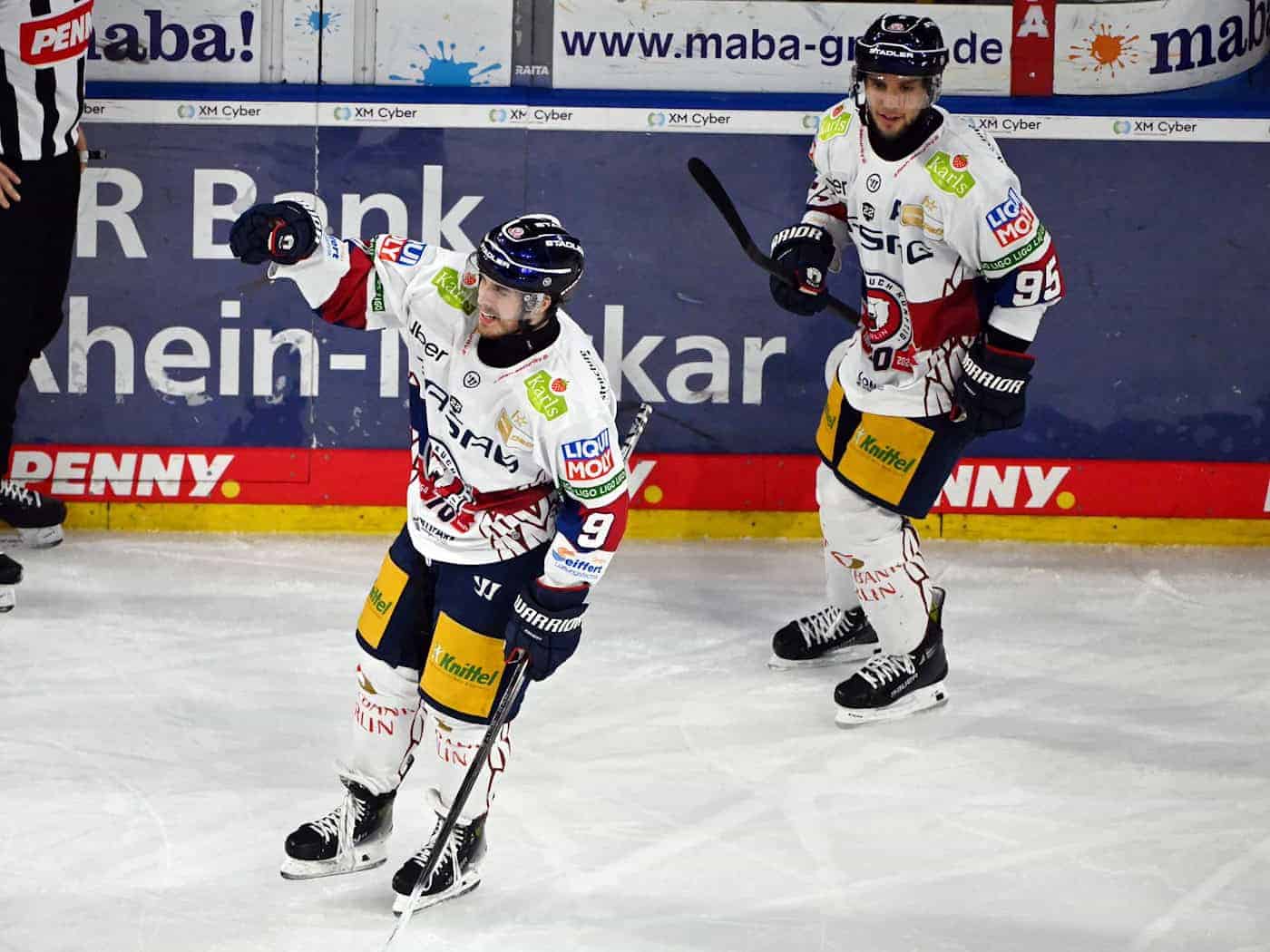 Ty Ronning (l.) erzielte das frühe 1:0 der Eisbären Berlin beim Auswärtssieg in Dresden. / Foto: Uli Deck/dpa