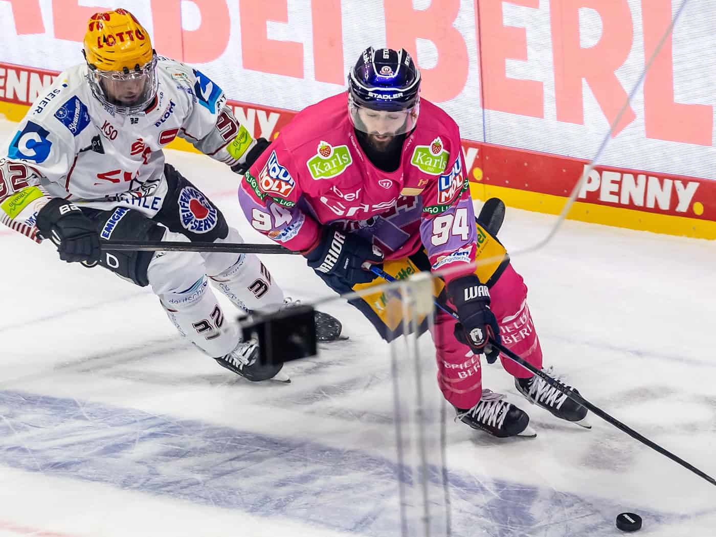Angreifer Liam Kirk (r) erzielte den entscheidenden Treffer der Eisbären Berlin beim 5:4 in Nürnberg. / Foto: Andreas Gora/dpa