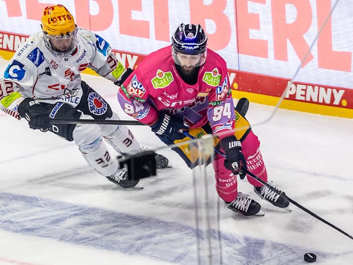 Angreifer Liam Kirk (r) erzielte den entscheidenden Treffer der Eisbären Berlin beim 5:4 in Nürnberg. / Foto: Andreas Gora/dpa