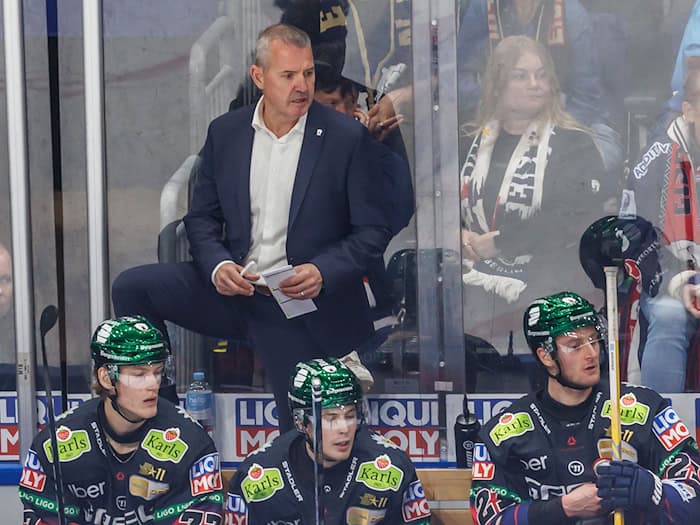 Coach Serge Aubin (oben) und die Eisbären Berlin müssen gegen Bremerhaven eine Heimniederlage hinnehmen. / Foto: Andreas Gora/dpa