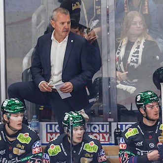 Coach Serge Aubin (oben) und die Eisbären Berlin müssen gegen Bremerhaven eine Heimniederlage hinnehmen. / Foto: Andreas Gora/dpa