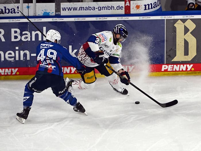 Die Eisbären Berlin kämpfen am Freitag im DEL-Klassiker gegen die Adler Mannheim um wichtige Punkte für die direkte Viertelfinal-Qualifikation. / Foto: Uli Deck/dpa