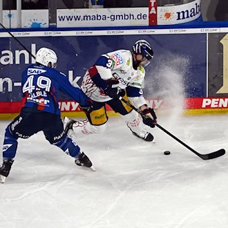 Die Eisbären Berlin kämpfen am Freitag im DEL-Klassiker gegen die Adler Mannheim um wichtige Punkte für die direkte Viertelfinal-Qualifikation. / Foto: Uli Deck/dpa
