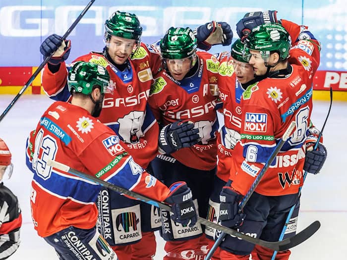 Die Eisbären Berlin konnten mit fünf Siegen in Serie im Hauptrunden-Endspurt der DEL Selbstvertrauen für die Playoffs tanken. (Archivbild) / Foto: Andreas Gora/dpa