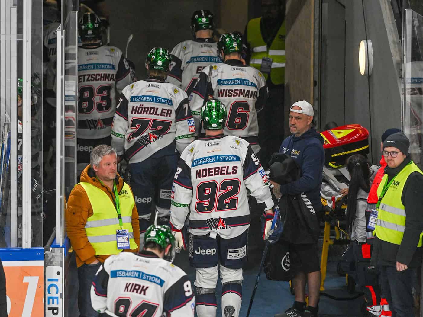 Die Eisbären Berlin gingen nach der 1:5-Niederlage zum Playoff-Start in Straubing enttäuscht in die Kabine. / Foto: Armin Weigel/dpa