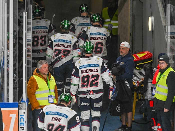 Die Eisbären Berlin gingen nach der 1:5-Niederlage zum Playoff-Start in Straubing enttäuscht in die Kabine. / Foto: Armin Weigel/dpa