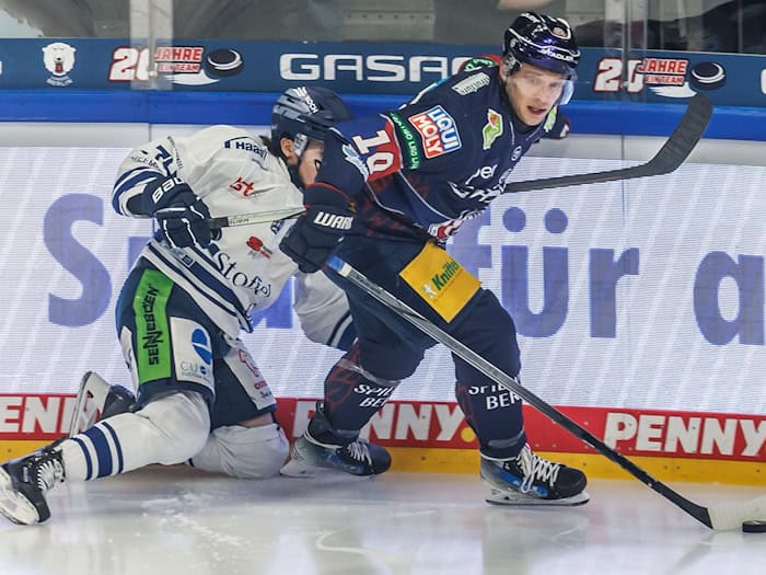 Die Eisbären Berlin treffen im Playoff-Viertelfinale der DEL wie schon in der vergangenen Saison auf die Straubing Tigers. / Foto: Andreas Gora/dpa