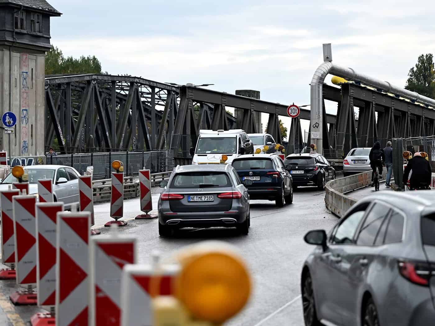 Die Elsenbrücke übe die Spree gilt seit Monaten als Staufalle. (Archivbild) / Foto: Lilli Förter/dpa