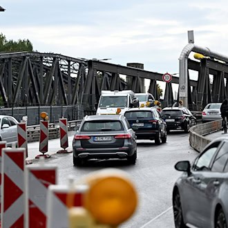 Die Elsenbrücke übe die Spree gilt seit Monaten als Staufalle. (Archivbild) / Foto: Lilli Förter/dpa