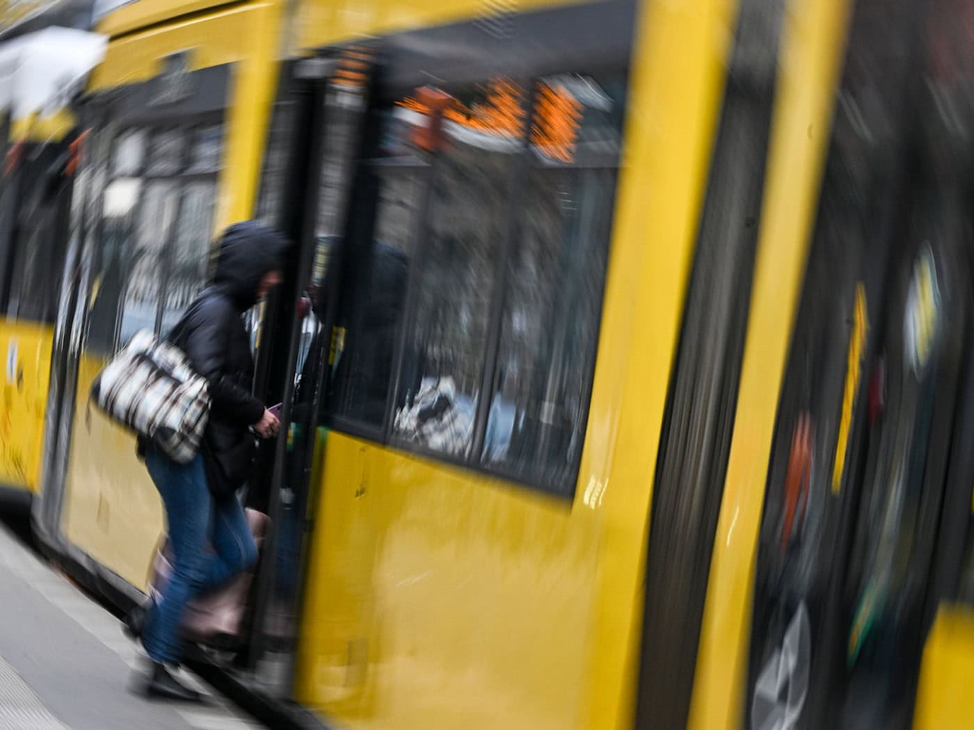Das Deutschlandticket gibt es für Auszubildende in Berlin und Brandenburg ab Juli zum ermäßigten Preis. (Symbolbild) / Foto: Jens Kalaene/dpa