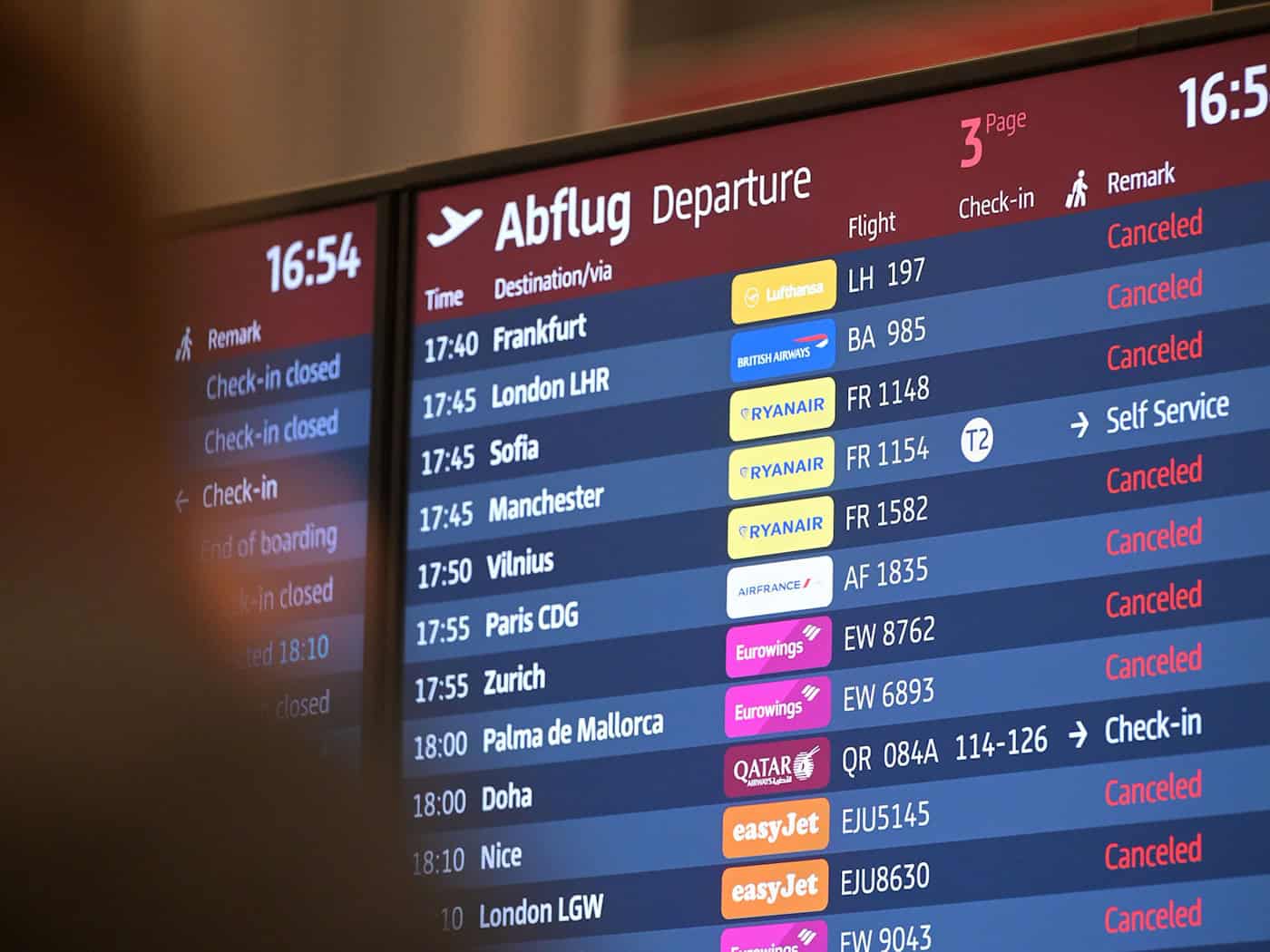 Immer mehr Passagiere klagen wegen Verspätungen oder Stornierungen von Flügen. (Archivbild) / Foto: Michael Bahlo/dpa