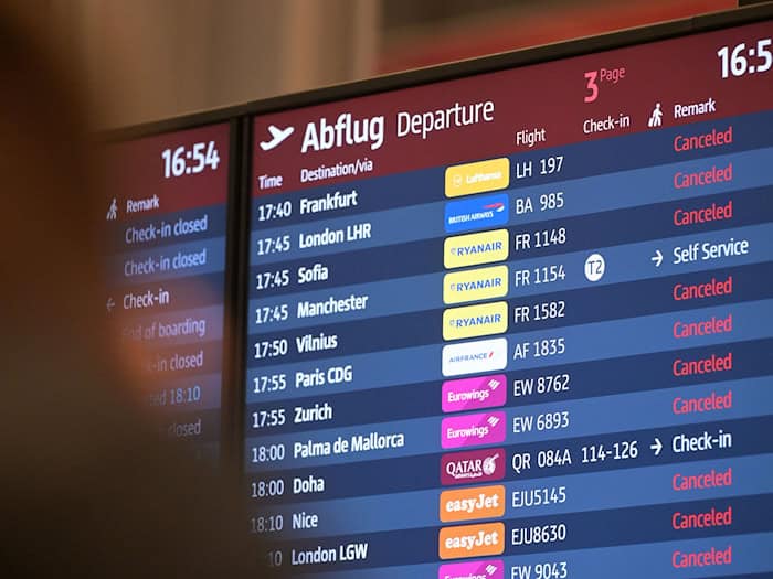 Immer mehr Passagiere klagen wegen Verspätungen oder Stornierungen von Flügen. (Archivbild) / Foto: Michael Bahlo/dpa