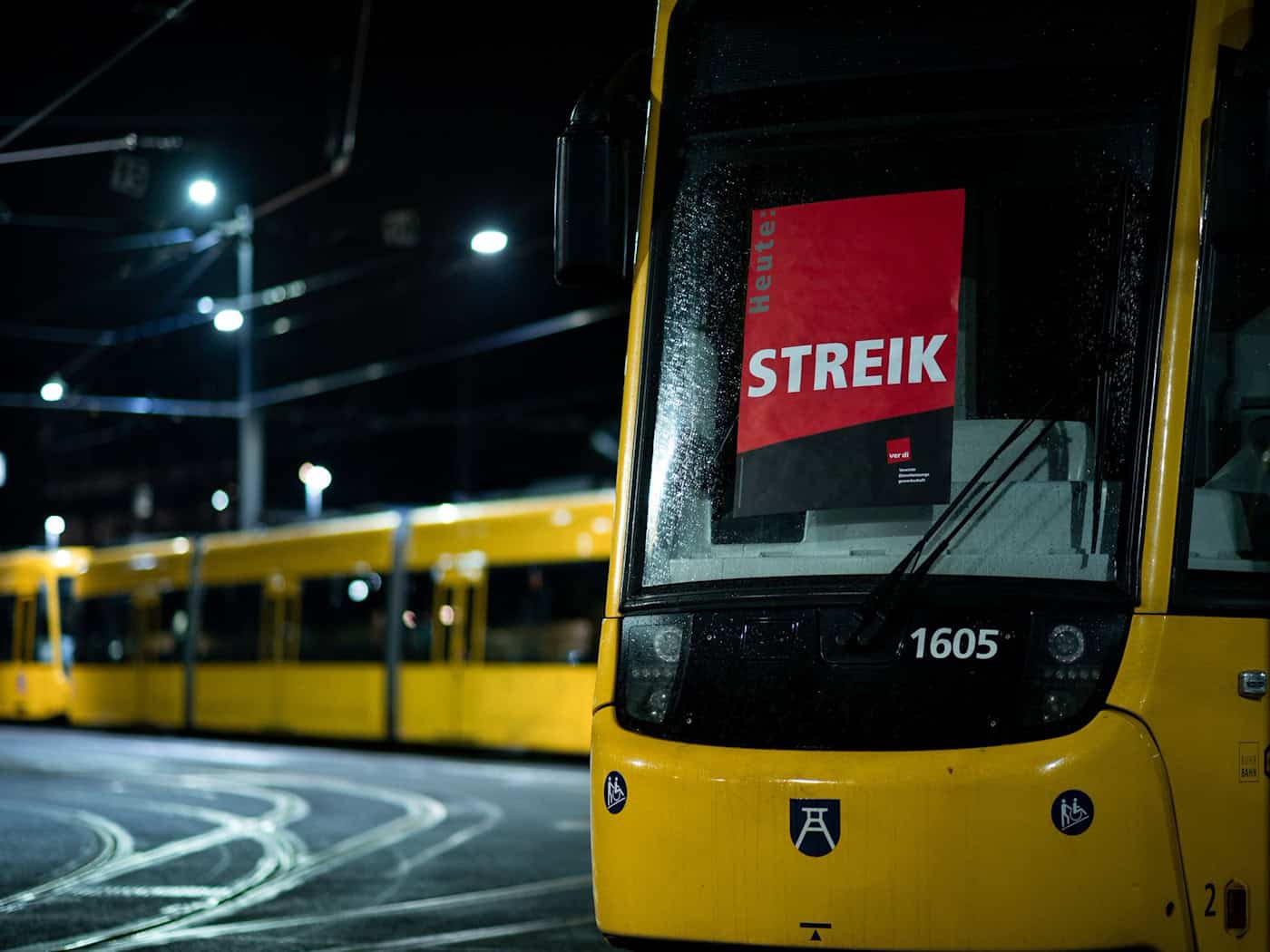 Erneut bleiben Busse und Bahnen wegen eines Warnstreiks in vielen Bundesländern in den Depots. (Archivbild) / Foto: Fabian Strauch/dpa/dpa-tmn
