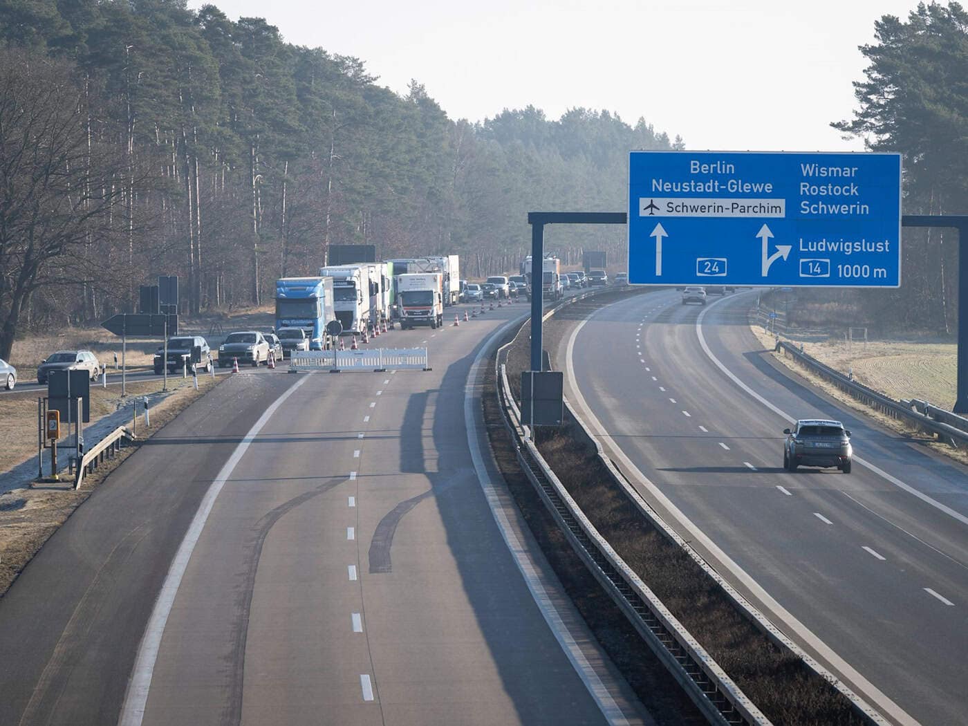 Im Westen Mecklenburgs müssen Autofahrer etwa in Richtung Hamburg oder in Richtung Berlin wegen Bauarbeiten zeitweise einen Teil der A24 umfahren. (Archivbild) / Foto: Philip Dulian/dpa