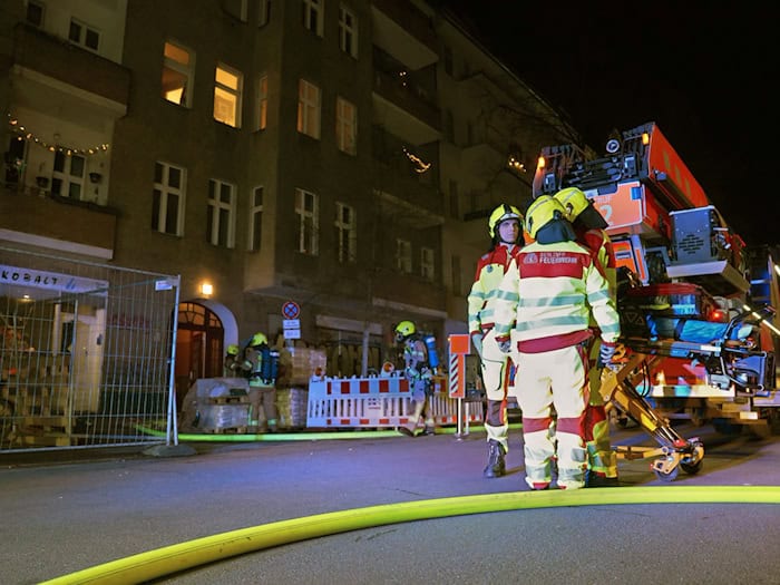 Die Berliner Feuerwehr hat einen großen Brand in Neukölln gelöscht.  / Foto: Manuel Genolet/dpa