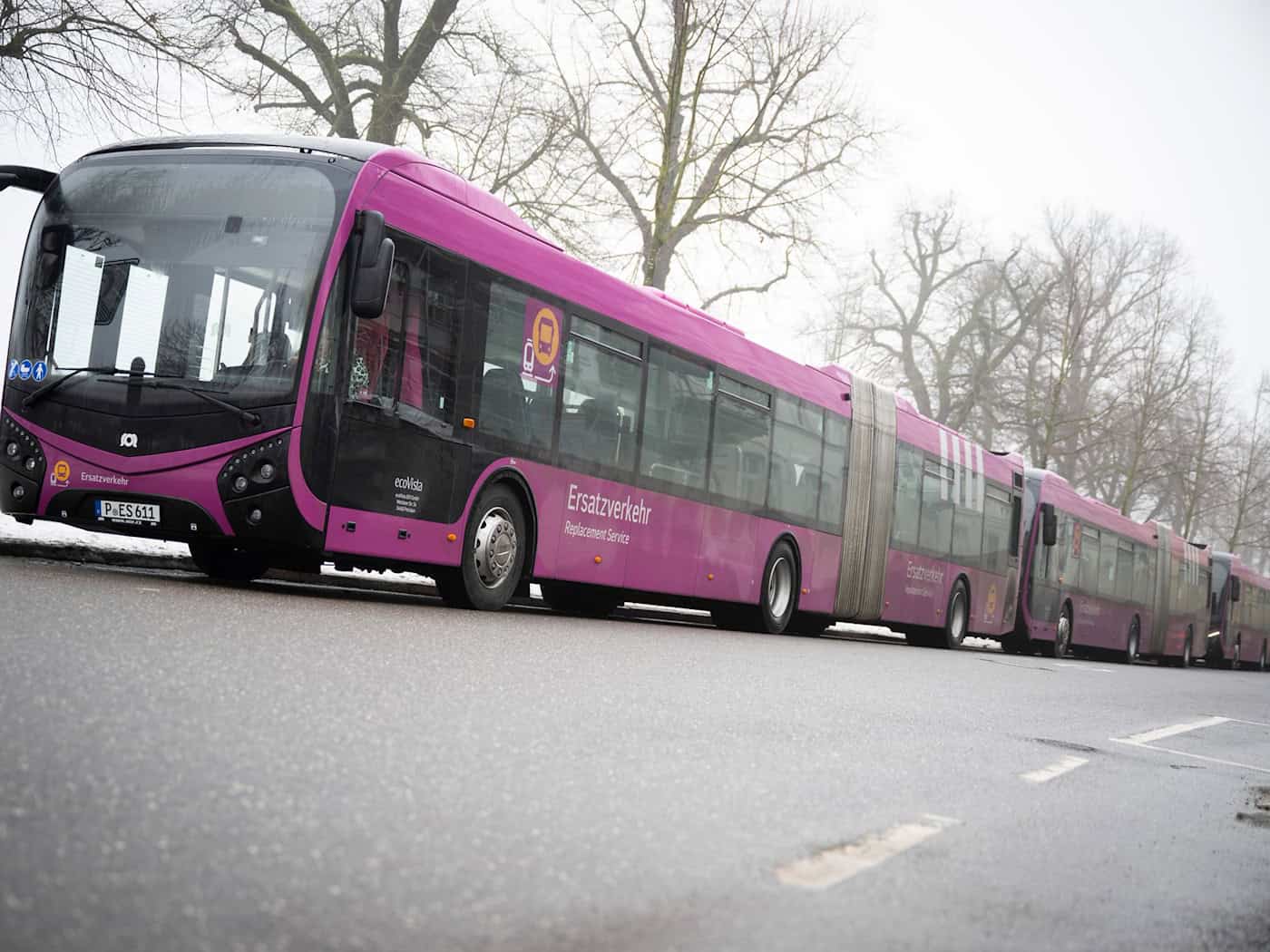 Der Busbetreiber und die Deutsche Bahn einigten sich in der Nacht auf Freitag nach intensiven Gesprächen. (Archivbild) / Foto: Philip Dulian/dpa