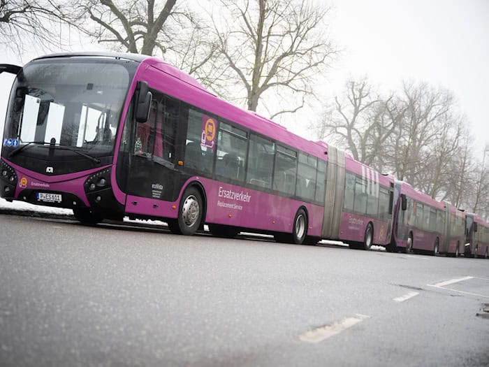 Der Busbetreiber und die Deutsche Bahn einigten sich in der Nacht auf Freitag nach intensiven Gesprächen. (Archivbild) / Foto: Philip Dulian/dpa