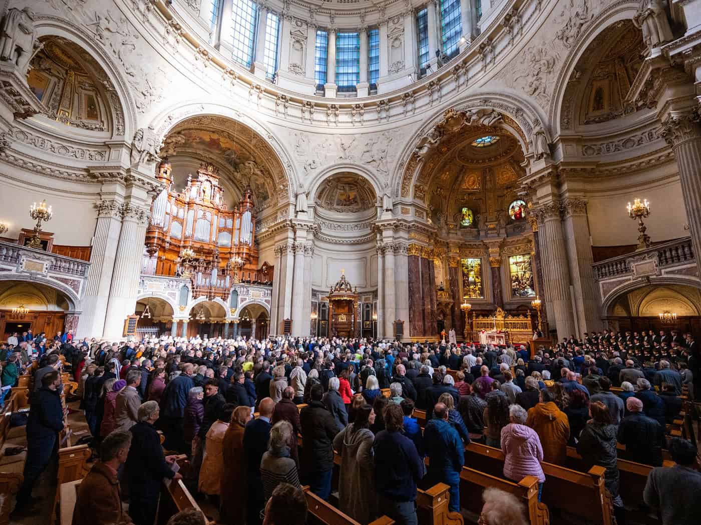 Evangelische und katholische Kirche verlieren in Berlin und Brandenburg weiter Mitglieder. (Archivbild) / Foto: Christophe Gateau/dpa