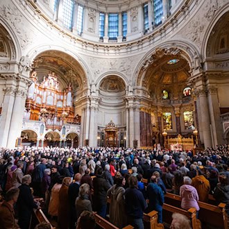 Evangelische und katholische Kirche verlieren in Berlin und Brandenburg weiter Mitglieder. (Archivbild) / Foto: Christophe Gateau/dpa