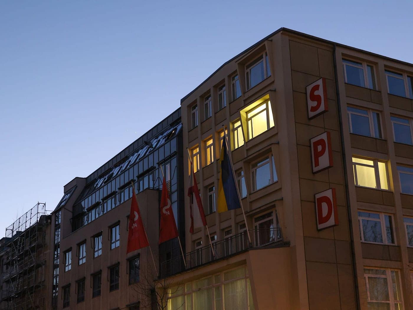 Die Berliner SPD - hier ihre Zentrale - hat ein bekanntes Mitglied verloren. (Symbolbild) / Foto: Jörg Carstensen/dpa