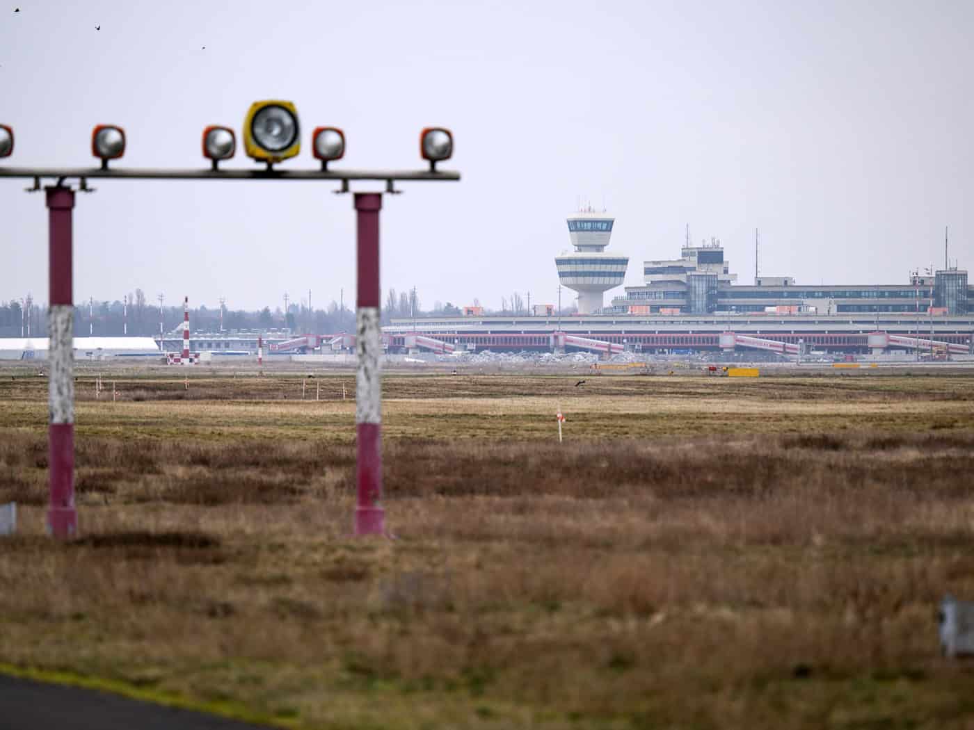 Auf dem Gelände des ehemaligen Flughafens Tegel sollen unter anderem Wohnungen und ein Industrie- und Forschungsparkt entstehen. (Archivbild)  / Foto: Bernd von Jutrczenka/dpa