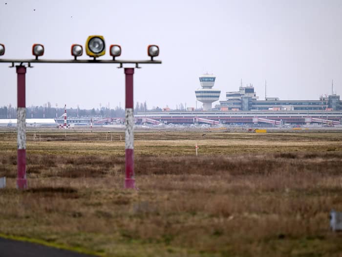 Auf dem Gelände des ehemaligen Flughafens Tegel sollen unter anderem Wohnungen und ein Industrie- und Forschungsparkt entstehen. (Archivbild)  / Foto: Bernd von Jutrczenka/dpa