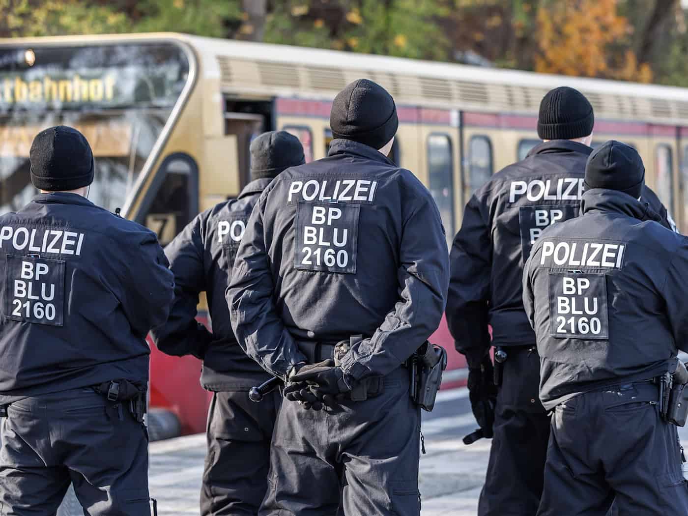 Vor einem Fußballspiel stehen Polizisten an einem Berliner Bahnhof. (Archivbild) / Foto: Andreas Gora/dpa