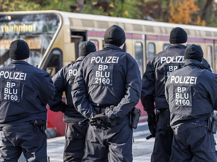 Vor einem Fußballspiel stehen Polizisten an einem Berliner Bahnhof. (Archivbild) / Foto: Andreas Gora/dpa