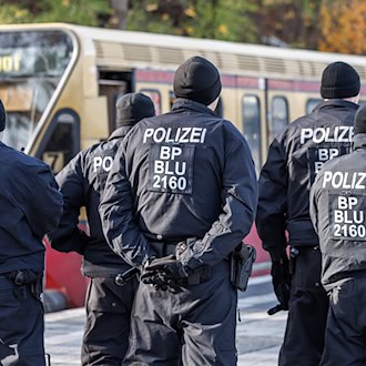 Vor einem Fußballspiel stehen Polizisten an einem Berliner Bahnhof. (Archivbild) / Foto: Andreas Gora/dpa