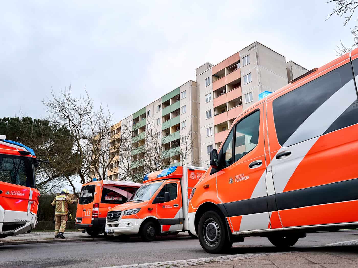 In einem Berliner Seniorenheim bricht Feuer aus, drei Menschen kommen ins Krankenhaus. / Foto: Michael Ukas/dpa