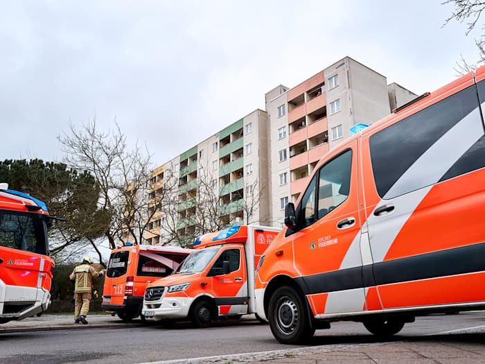 In einem Berliner Seniorenheim bricht Feuer aus, drei Menschen kommen ins Krankenhaus. / Foto: Michael Ukas/dpa