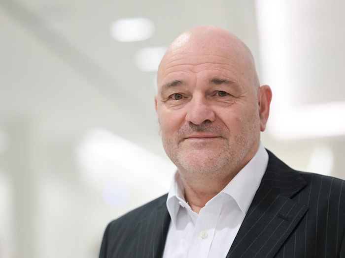 Brandenburgs Finanzminister Robert Crumbach (parteilos) stellt die Zahlen der Förderbank des Landes für 2025 vor (Archivbild). / Foto: Jens Kalaene/dpa