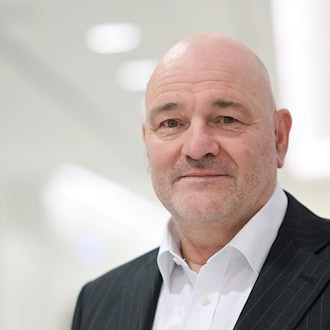 Brandenburgs scheidender Finanzminister Robert Crumbach (SPD) stellt ein Konzept zur Entlastung kleiner und mittlerer Einkommen vor. (Archivbild) / Foto: Jens Kalaene/dpa