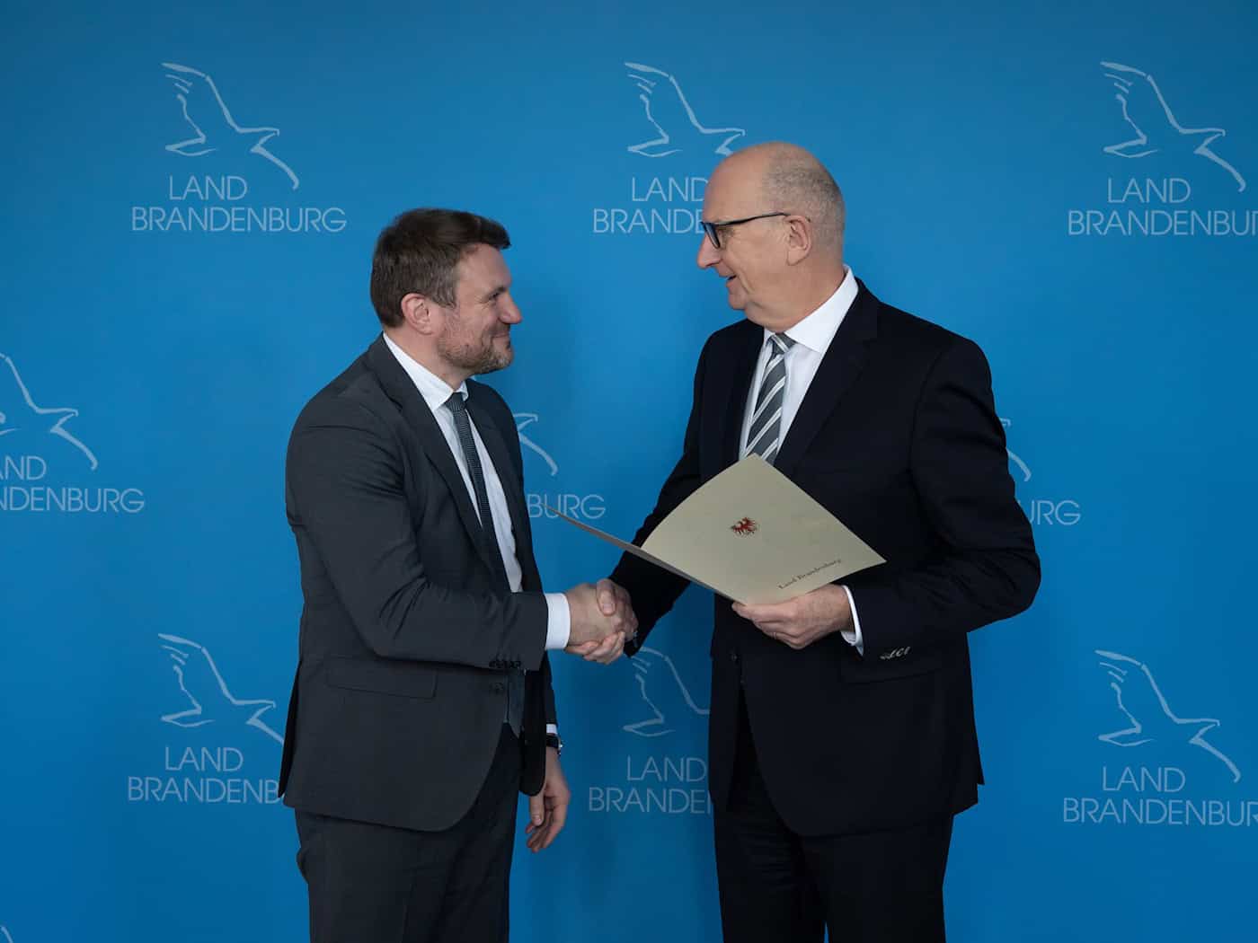 Brandenburgs Finanzminister Daniel Keller (SPD) nennt seinen neuen Job eine verantwortungsvolle Aufgabe.  / Foto: Soeren Stache/dpa