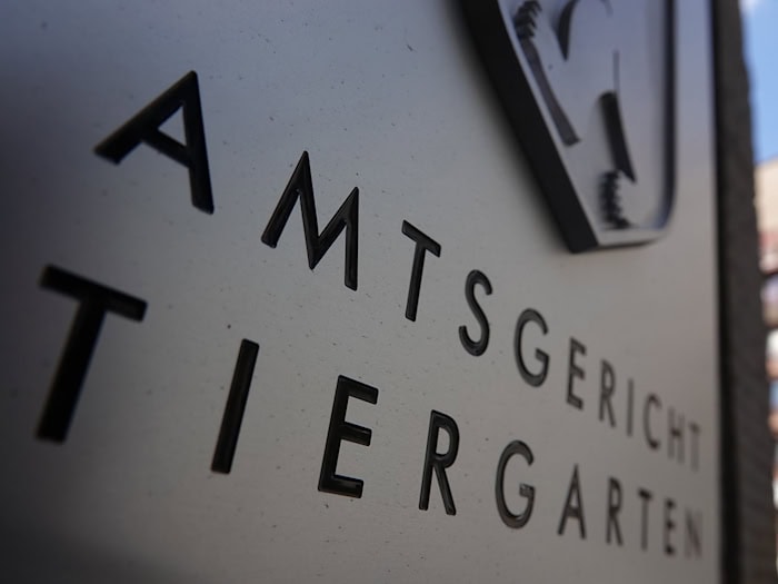 Ein Berliner Polizist, der bei einem Einsatz einen Mann mit der Faust geschlagen und mehrere Gesichtsfrakturen verursacht haben soll, steht vor Gericht. (Foto Illustration)  / Foto: Taylan Gökalp/dpa