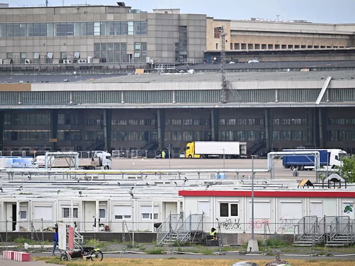 Der Berliner Flüchtlingsrat sieht große Flüchtlingsunterkünfte wie auf dem Tempelhofer Feld kritisch. (Archivbild)  / Foto: Sebastian Gollnow/dpa