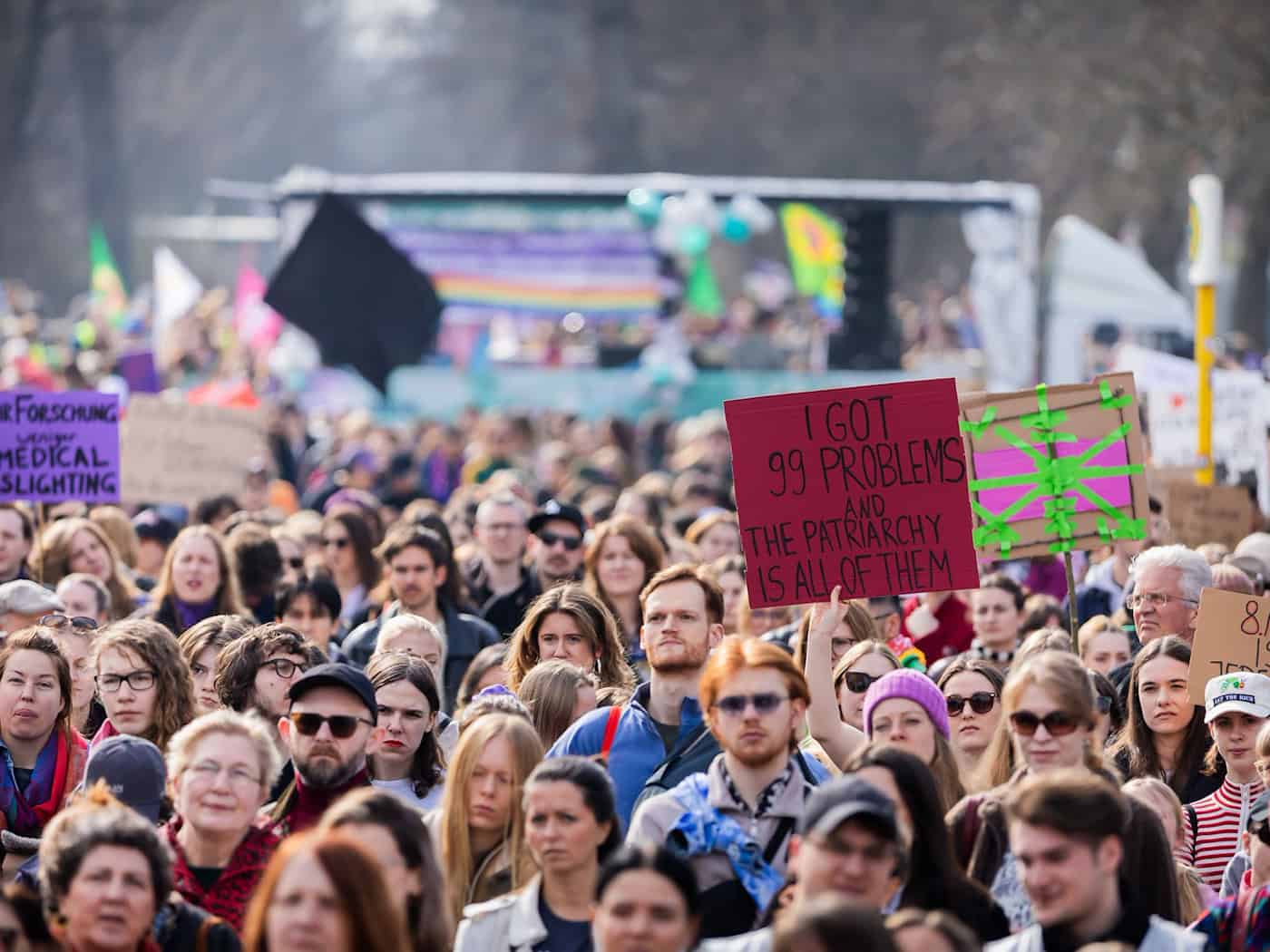 Tausende von Menschen demonstrierten auf dem Oranienplatz in Berlin-Kreuzberg für die Gleichberechtigung von Frauen.  / Foto: Christoph Soeder/dpa