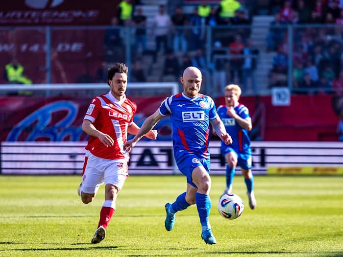 Simon Straudi (FC Energie Cottbus, l) unnd Maximilian Krauß (Hansa Rostock) kämpfen um den Ball. / Foto: Frank Hammerschmidt/dpa