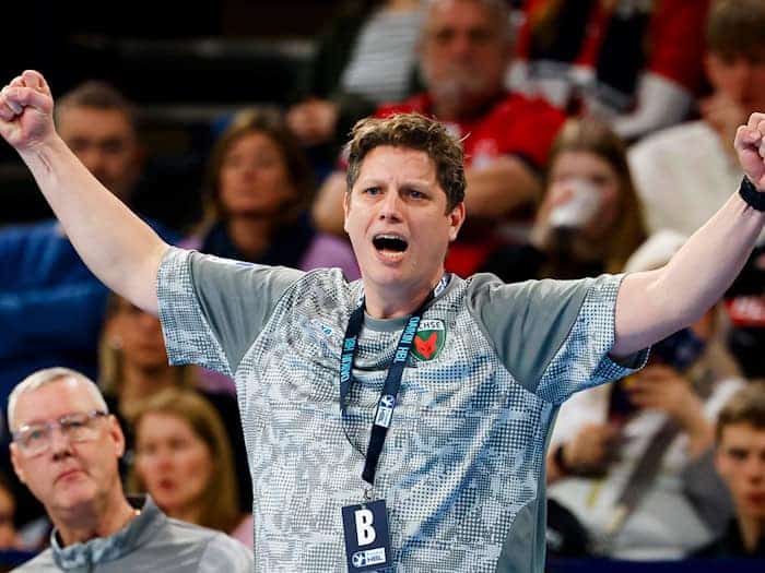 Füchse-Trainer Nicolej Krickau darf sich über den Gruppensieg in der Champions League freuen / Foto: Frank Molter/dpa