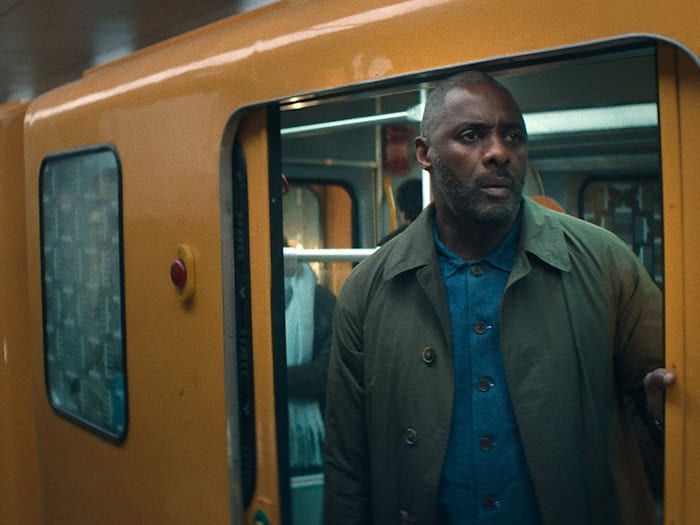 Idris Elba in einer Szene der zweiten Staffel der Thrillerserie «Hijack» (undatierte Filmszene). Die letzte Folge der zweiten Staffel der Thrillerserie startet am 04.03.2026 auf Apple TV. / Foto: -/Apple TV/dpa
