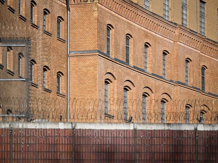 Der Zaun der Justizvollzugsanstalt (JVA) Moabit. (Archivbild)  / Foto: Soeren Stache/dpa