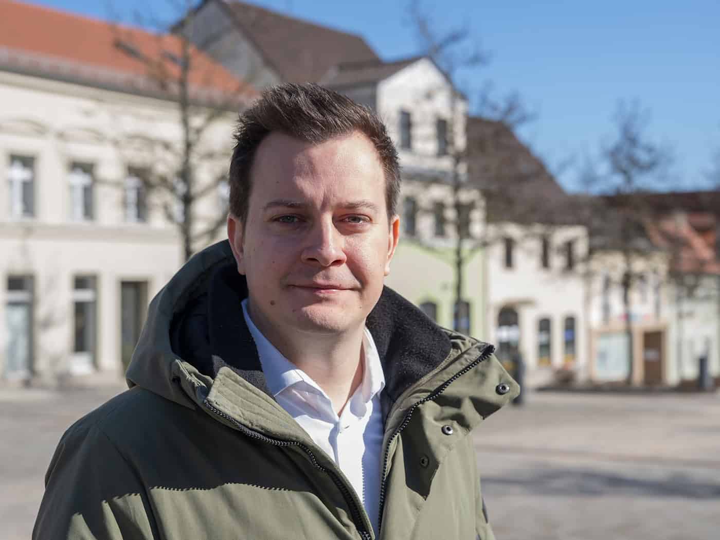 Bürgermeisterkandidat Patrick Hübner will die Absage der Stichwahl in Strausberg durch den Landrat nicht hinnehmen. (Archivbild) / Foto: Patrick Pleul/dpa