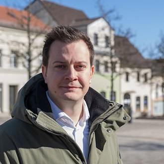 Bürgermeisterkandidat Patrick Hübner will die Absage der Stichwahl in Strausberg durch den Landrat nicht hinnehmen. (Archivbild) / Foto: Patrick Pleul/dpa