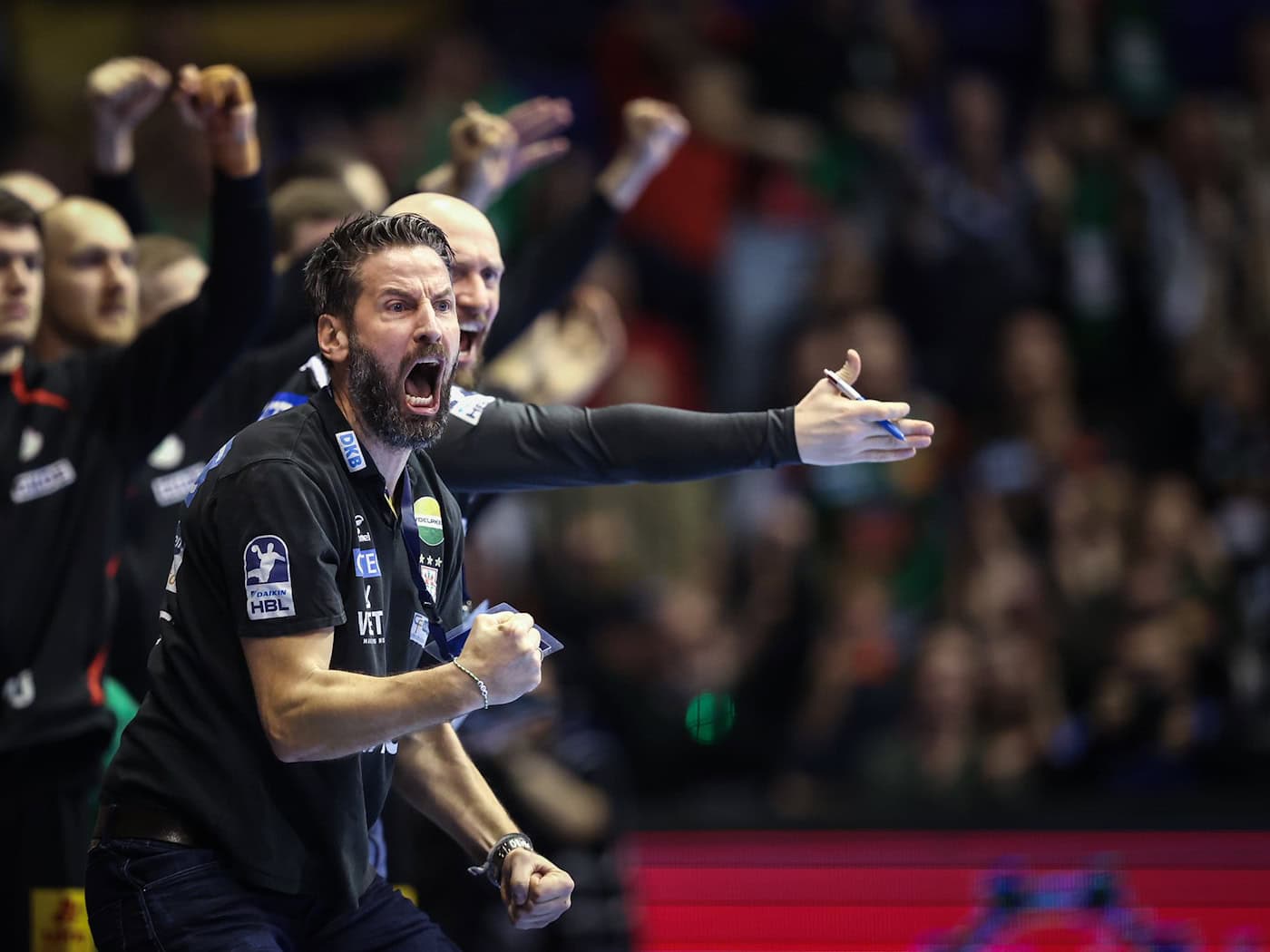 Für Magdeburgs Trainer Bennet Wiegert ist im Kampf um die Meisterschaft jedes Tor wichtig. (Archivbild) / Foto: Ronny Hartmann/dpa-Zentralbild/dpa