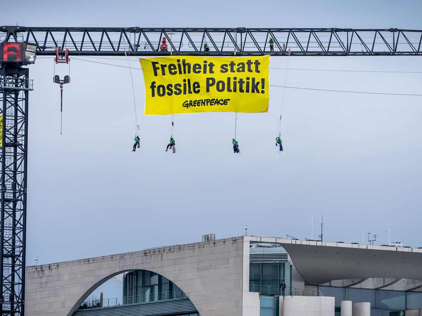 Die Aktion von Greenpeace richtete sich gegen das heute vom Kabinett beschlossene neue Klimaschutzprogramm.  / Foto: Michael Kappeler/dpa