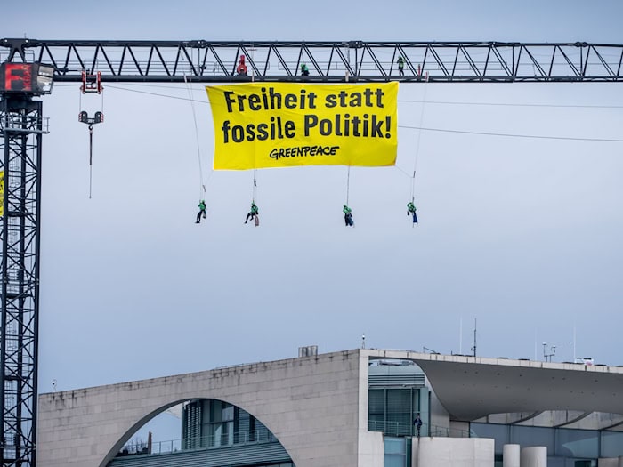 Die Aktion von Greenpeace richtete sich gegen das heute vom Kabinett beschlossene neue Klimaschutzprogramm.  / Foto: Michael Kappeler/dpa