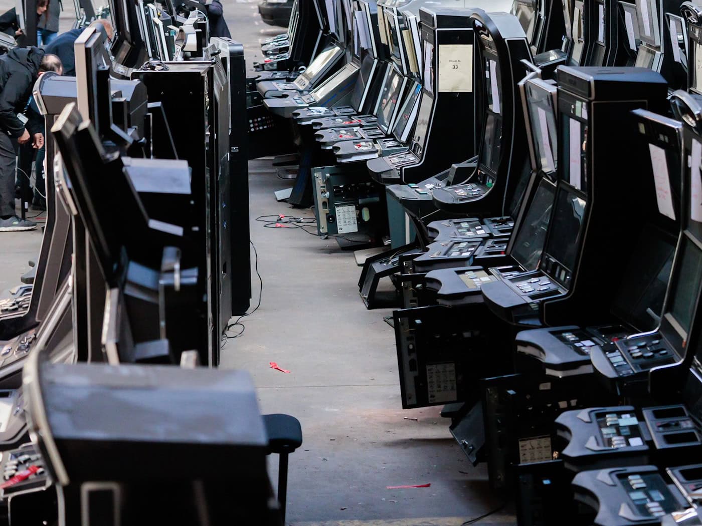 Der unerlaubte Betrieb von Spielautomaten gehört zu den Einnahmequellen der organisierten Kriminalität in Berlin. Immer wieder beschlagnahmen Behörden solche Geräte.      / Foto: Carsten Koall/dpa