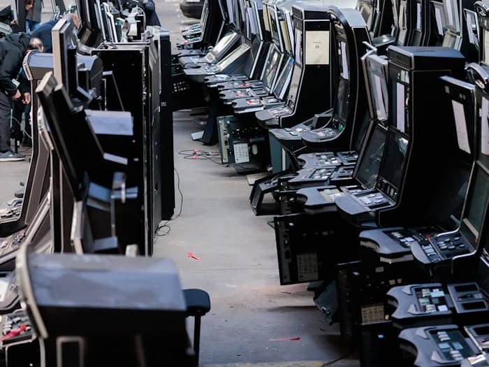 Der unerlaubte Betrieb von Spielautomaten gehört zu den Einnahmequellen der organisierten Kriminalität in Berlin. Immer wieder beschlagnahmen Behörden solche Geräte.      / Foto: Carsten Koall/dpa